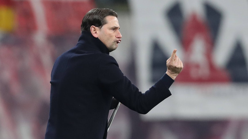 Gerardo Seoane gibt Anweisungen mit seiner rechten Hand.