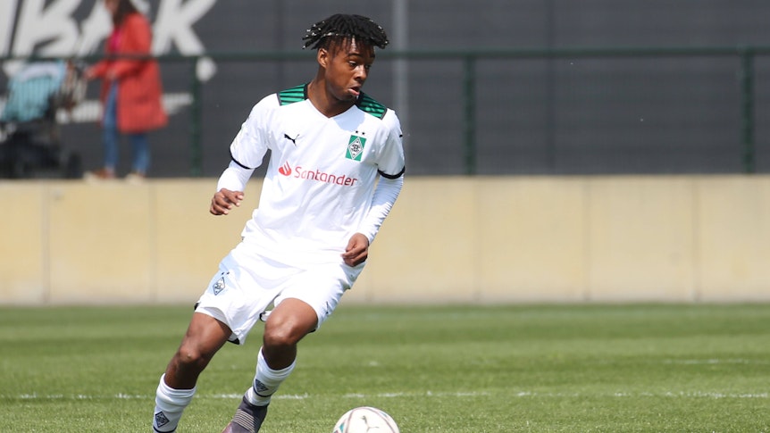 Noah Adedeji-Sternberg am Ball für Borussia.