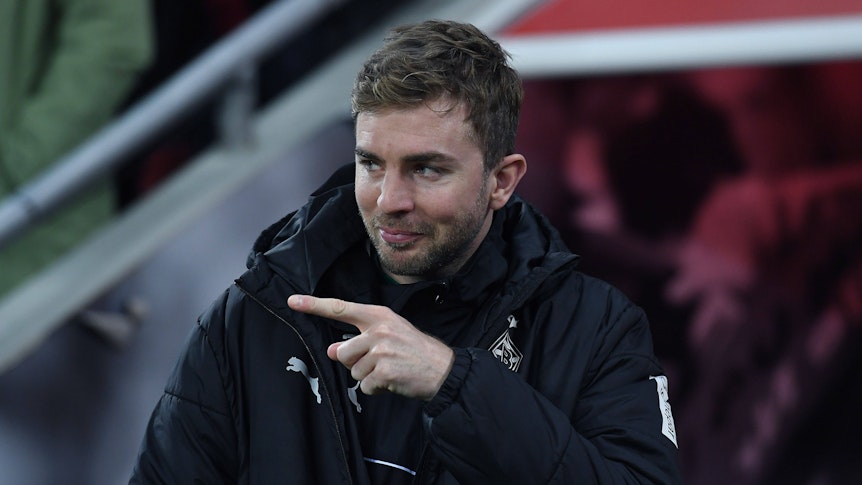 Spieler von Borussia Mönchengladbach grinst und streckt den rechten Zeigenfinger heraus.