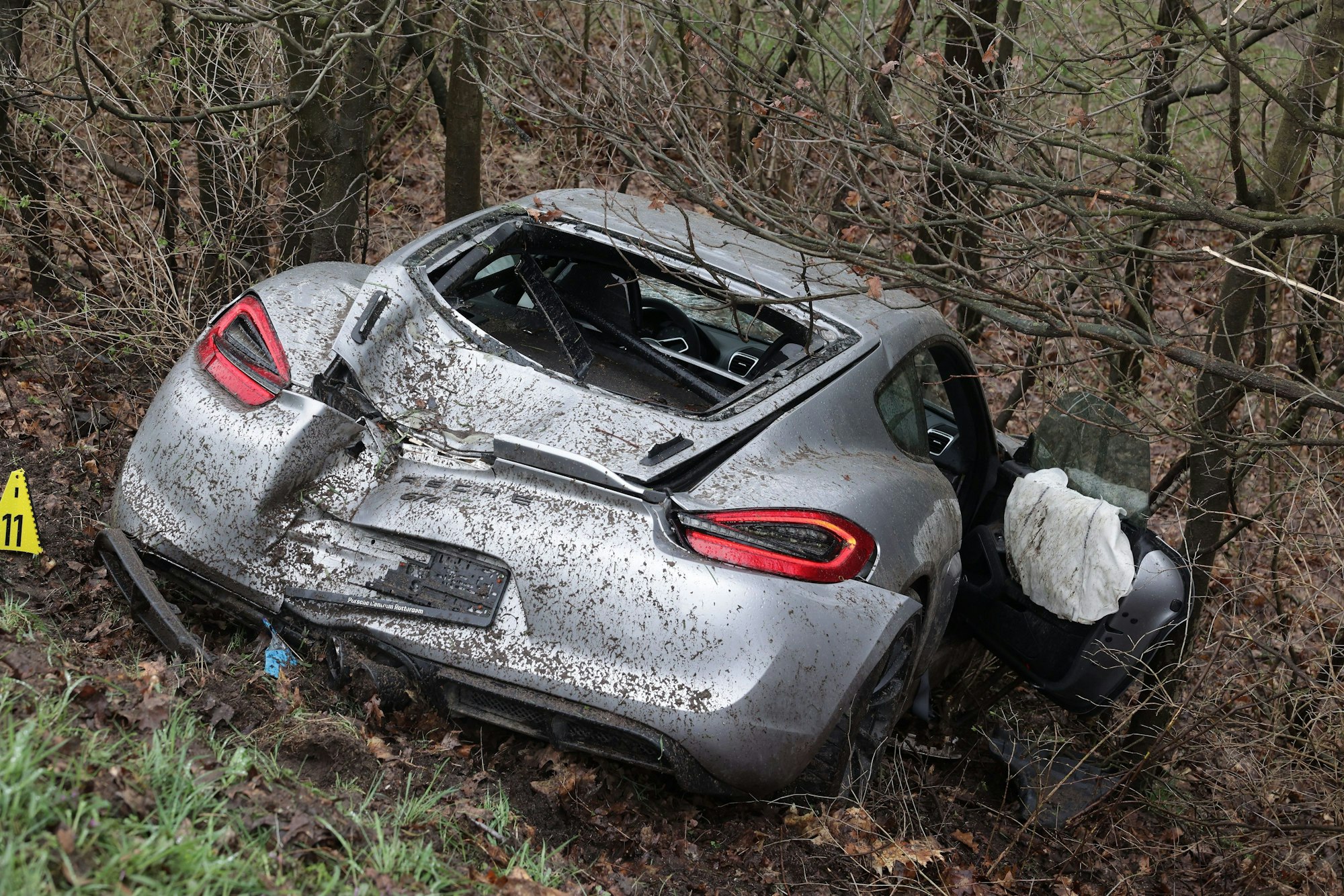 Ein Porsche ist schwer beschädigt in einer abschüssigen Böschung zum Stehen gekommen.