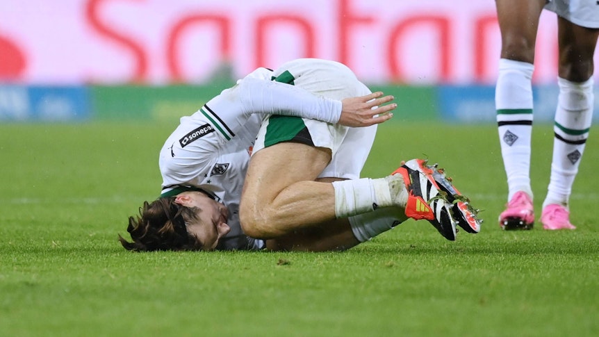 Gerardo Seoane liegt auf dem Boden.