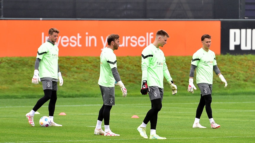 Die vier Torhüter von Gladbach Jonas Omlin, Tobias Sipper, Moritz Nicolas und Jan Olschowsky im Training.
