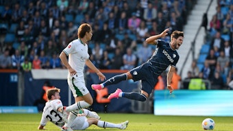 Goncalo Paciencia fliegt durch die Luft nach einer Kramer-Grätsche.