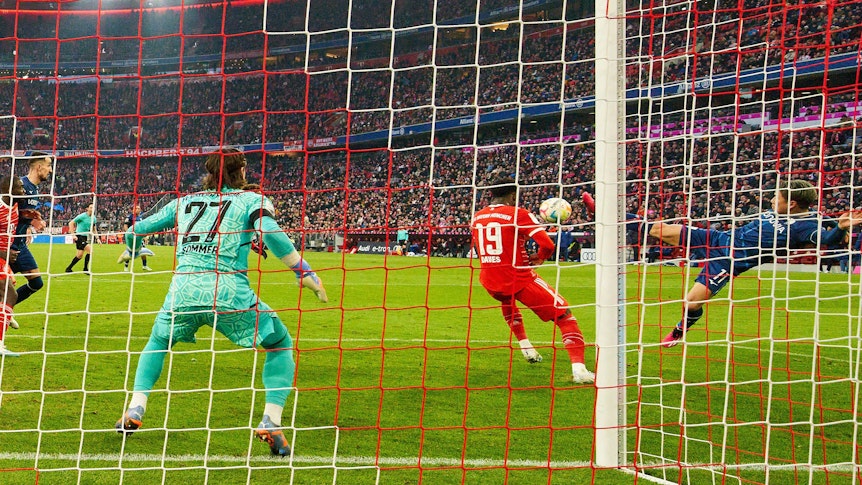 Yann Sommer wartet auf einen Abschluss im Spiel des FC Bayern gegen Bochum.