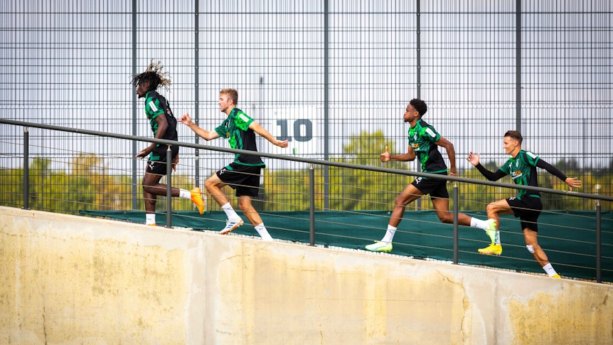 Manu Koné, Christoph Kramer, Nathan Ngoumou und Hannes Wolf sprinten eine Steigung am Borussia-Park hoch.