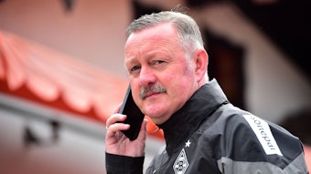 Roland Virkus am Telefon.