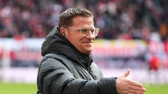 Max Eberl streckt seine rechte Hand zum Handshake raus.