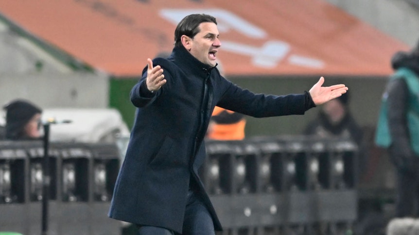 Gerardo Seoane streckt beide Arme raus.