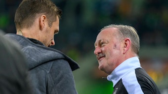 Roland Virkus spricht mit Sebastian Kehl.