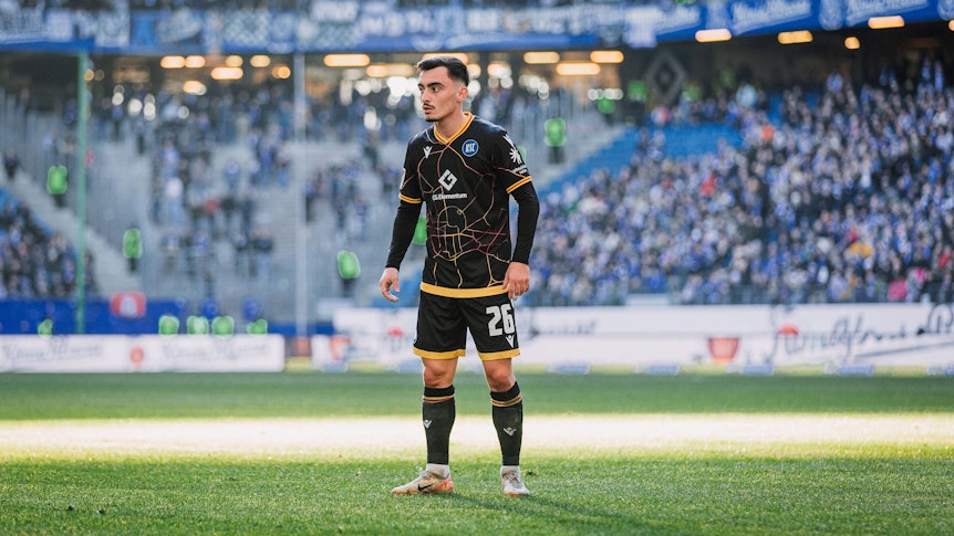 Paul Nebel im schwarzen KSC-Trikot.