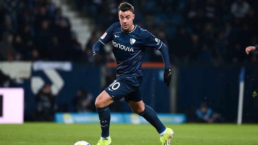 Philipp Förster im Bochum-Trikot am Ball.