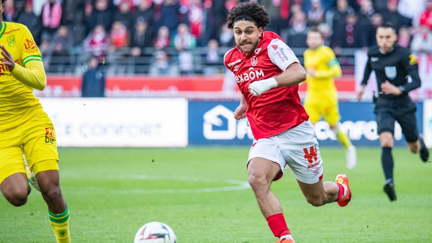 Reda Khadra im roten Trikot von Stade Reimes.