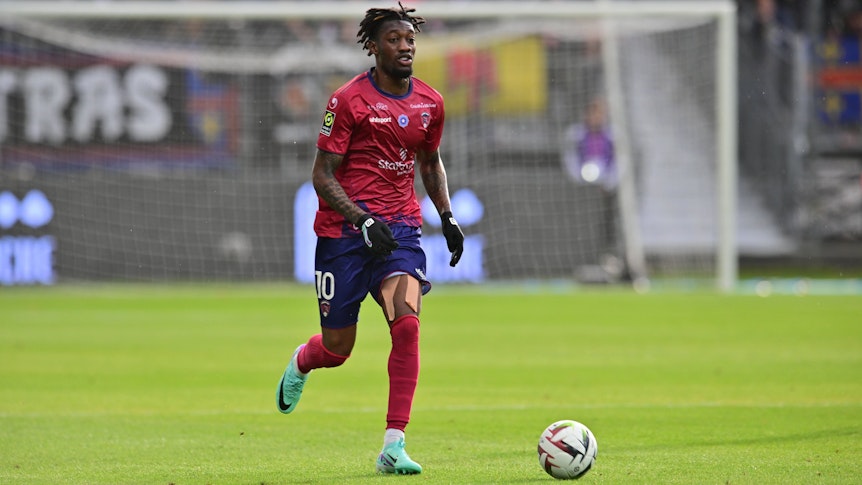 Muhammed Cham im roten Trikot von Clermont Foot am Ball.