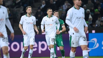 Spieler von Borussia Mönchengladbach schauen konzentriert während eines Spiels.
