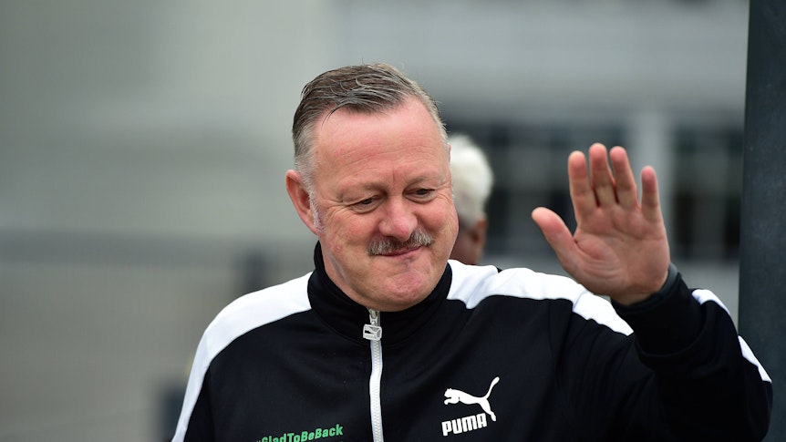 Sport-Geschäftsführer von Borussia Mönchengladbach lächelt und schlägt ein.
