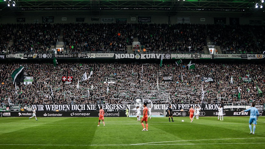 Fans von Borussia Mönchengladbach gedenken an verstorbenen Fan.