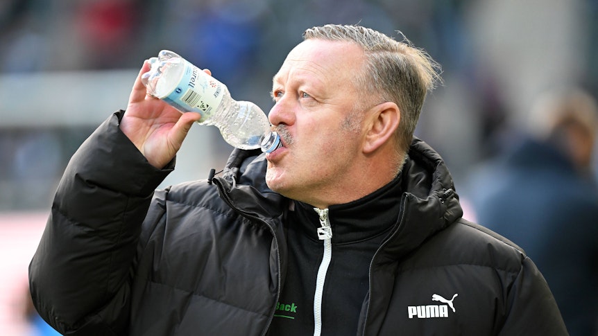 Roland Virkus trinkt aus einer Wasserflasche.