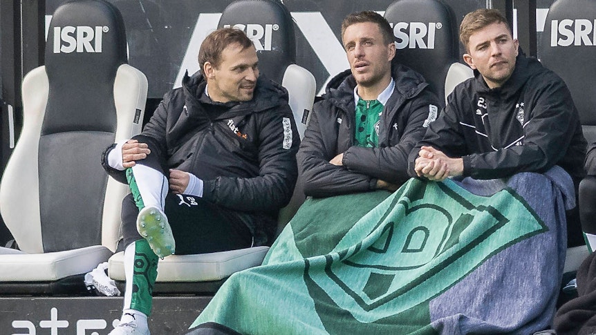 Tony Jantschke neben Patrick Herrmann und Christoph Kramer auf der Bank.