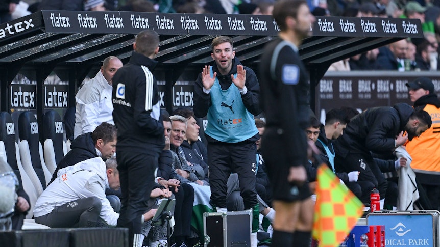 Christoph Kramer im Austausch mit dem Vierten Offiziellen Robin Braun.