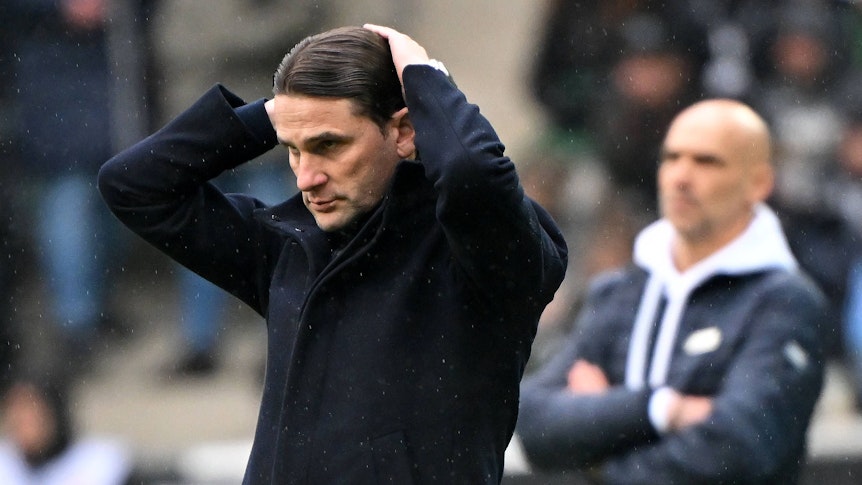 Gerardo Seoane fasst sich an den Kopf.