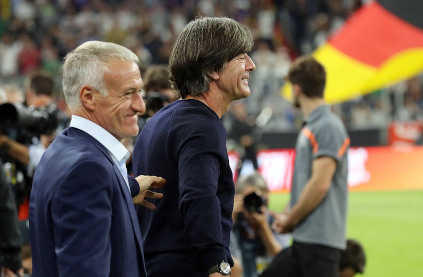 Didier Deschamps und Joachim Löw im herzlichen Austausch.