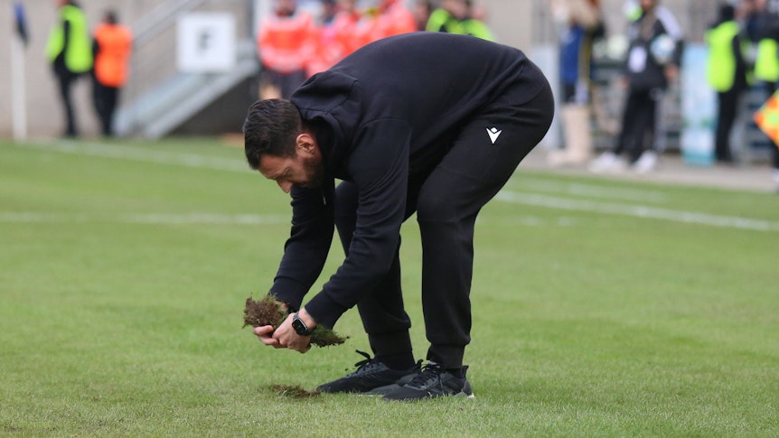 Mitch Kniat repariert den Rasen in Saarbrücken.