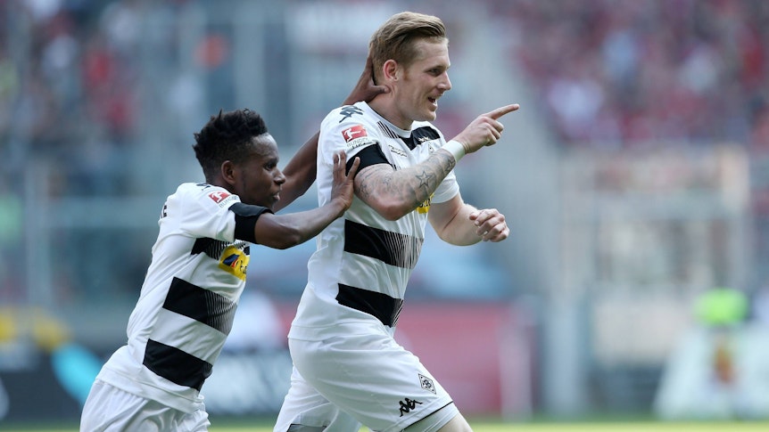 André Hahn beim Torjubel mit Ibrahima Traoré.
