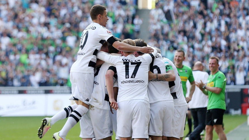 Borussia-Spieler beim frenetischen Jubel an der Seitenauslinie.