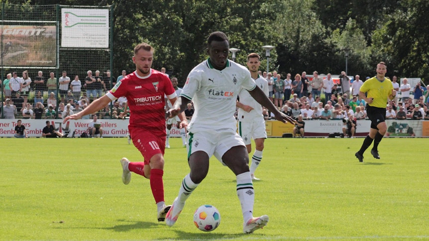 Spieler von Borussia Mönchengladbach während eines Testspiels.