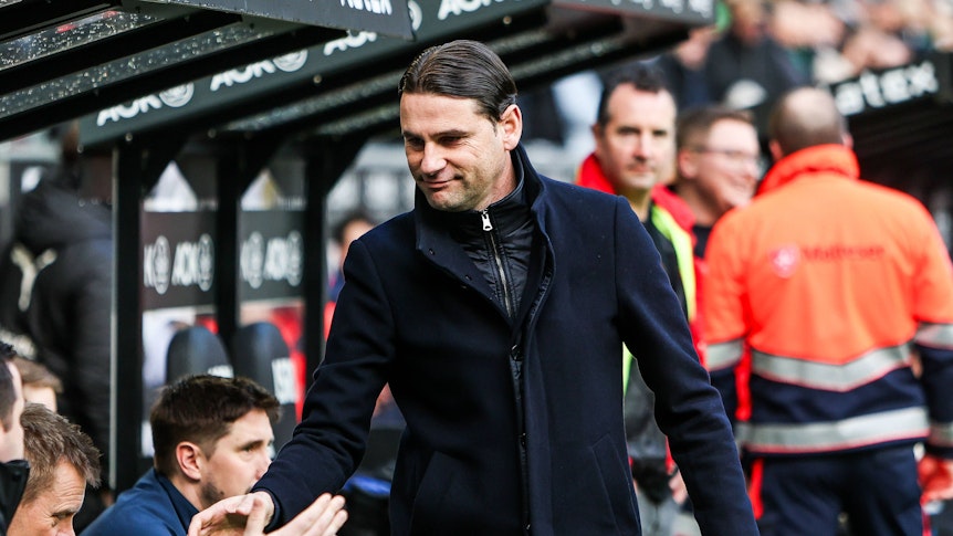 Trainer von Borussia Mönchengladbach klatscht mit der Trainerbank ab.