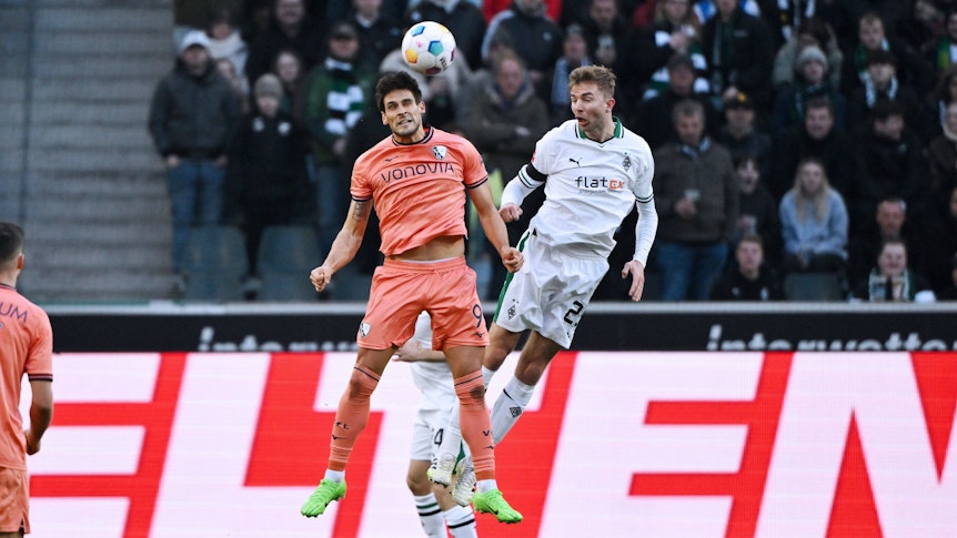 Christoph Kramer und Goncalo Paciencia im Kopfballduell.