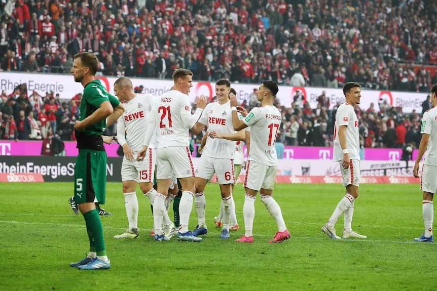 Köln-Spieler jubeln hinter Marvin Friedrich.