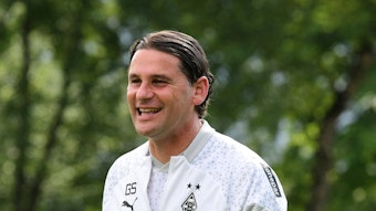 Gerardo Seoane lachend auf dem Trainingsplatz.