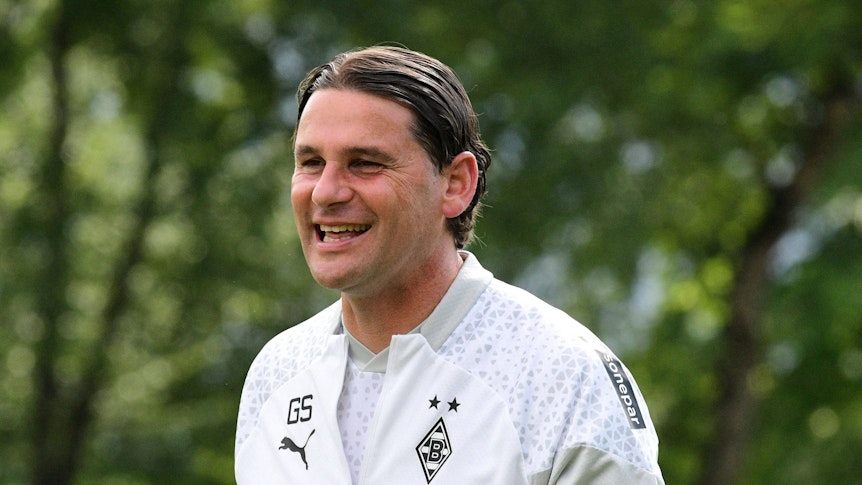 Gerardo Seoane lachend auf dem Trainingsplatz.