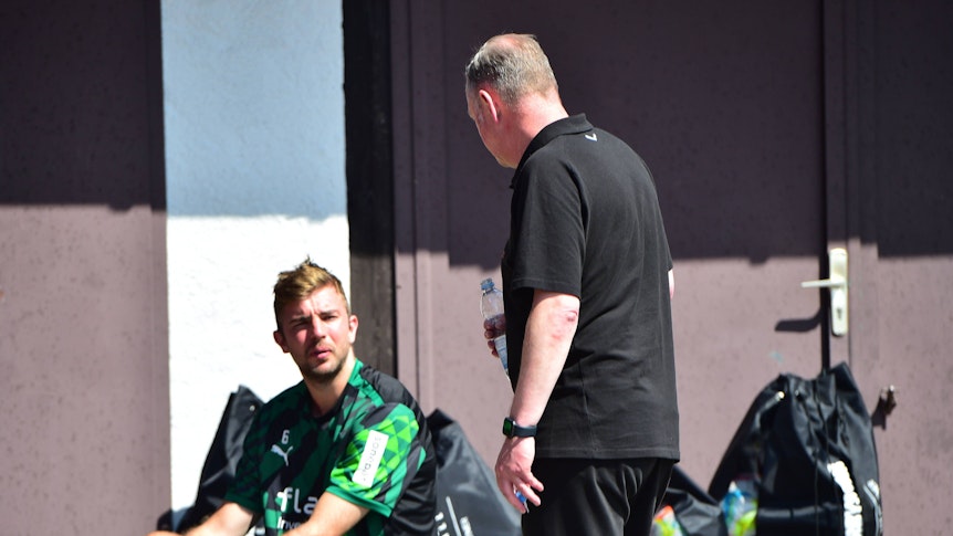 Roland Virkus unterhält sich mit Christoph Kramer.
