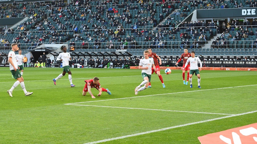 André Hahn beim Kopfball.