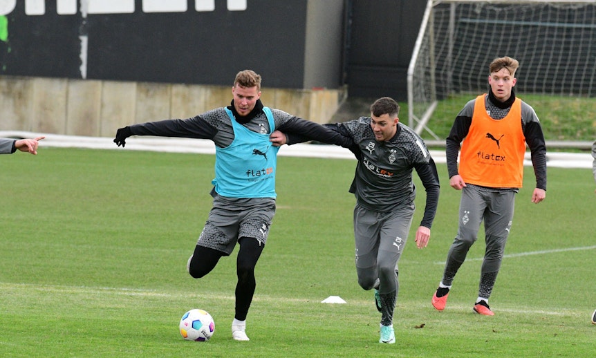 Nico Elvedi im Zweikampf mit Joe Scally.
