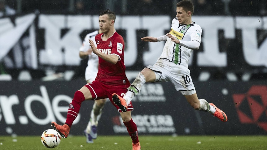 Marcel Hartel im Zweikampf mit Thorgan Hazard.