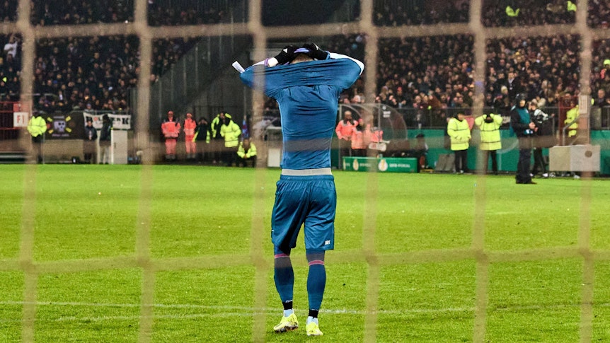 Marcel Hartel zieht sich nach einem verschossenen Elfmeter das Trikot über den Kopf.