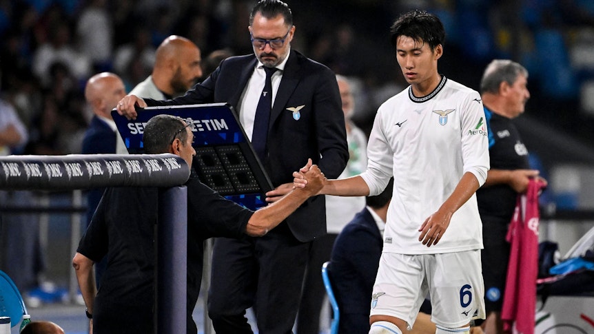 Daichi Kamada schlägt mit Maurizio Sarri ein.
