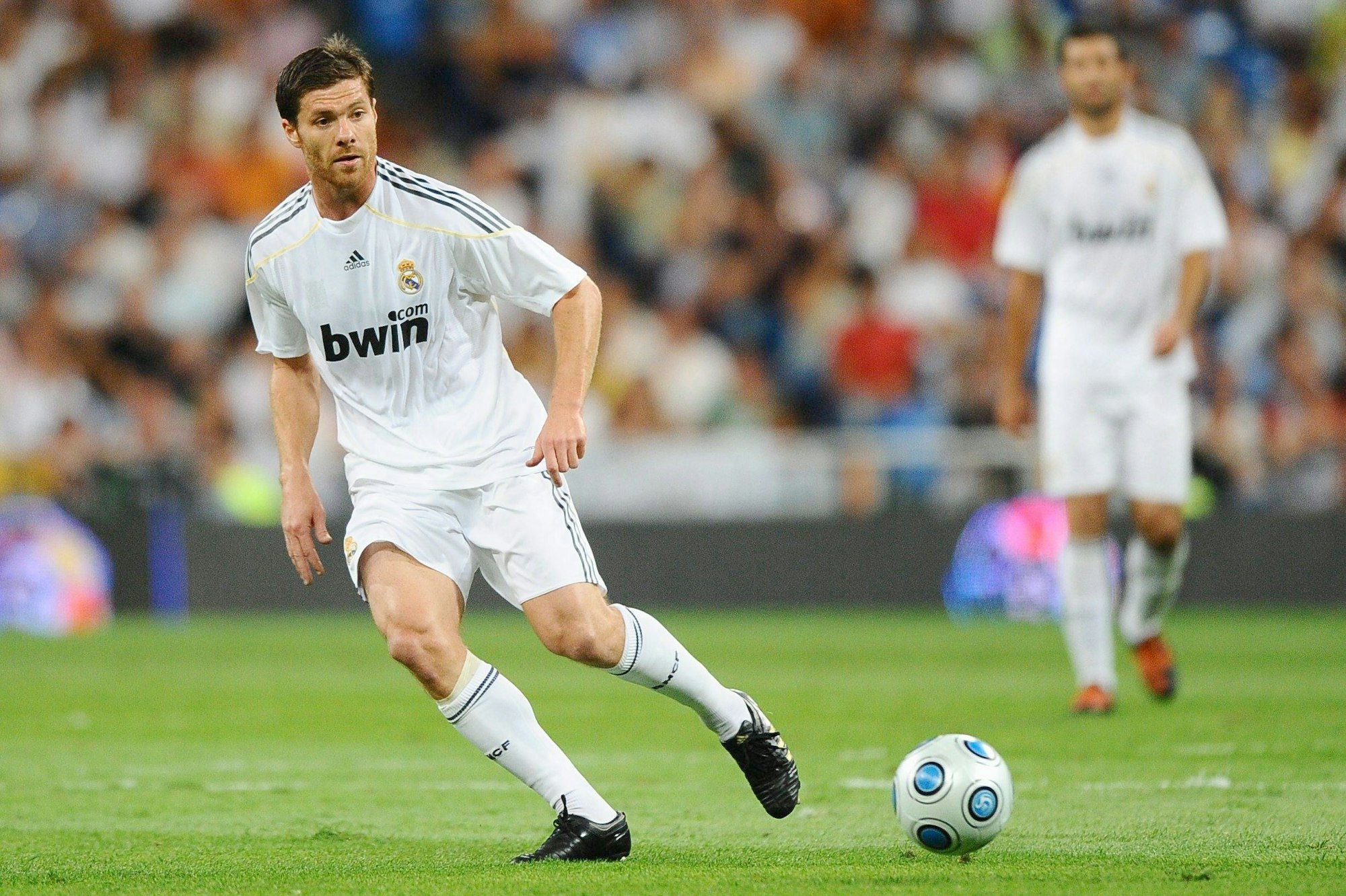 Xabi Alonso im Trikot von Real Madrid am Ball.