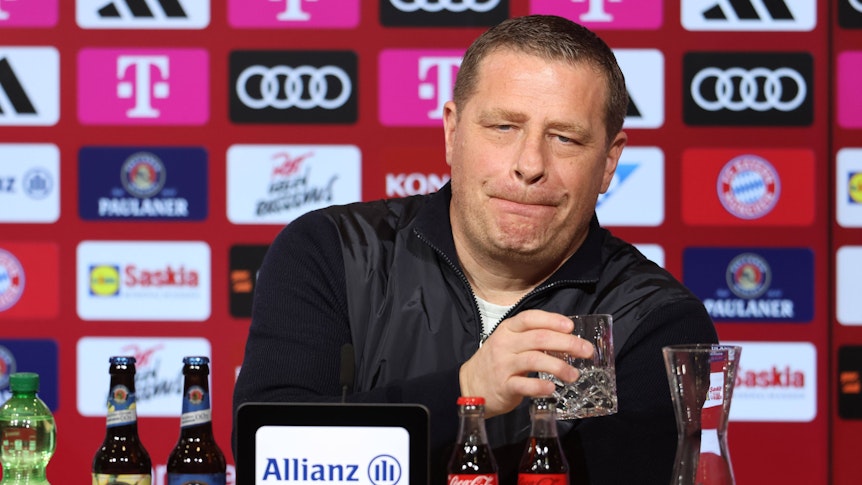 Max Eberl hält ein Wasserglas in der Hand.