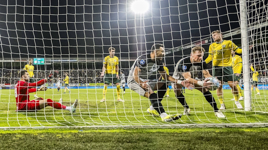 Dani de Wit holt den Ball bei einem Spiel von AZ Alkmaar aus dem Netz.