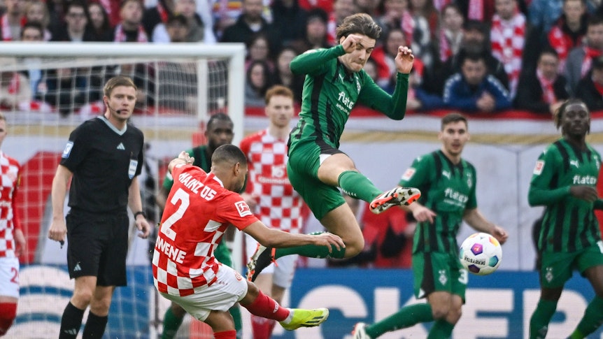 Flo Neuhaus im Zweikampf.