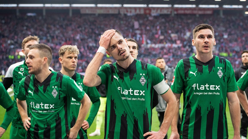 Spieler von Borussia Mönchengladbach wirken ratlos nach Spielende.