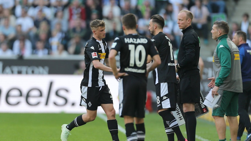 Spieler von Borussia Mönchengladbach während einer Auswechselung.