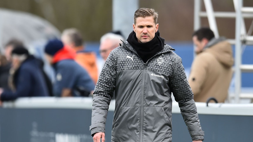 Trainer von Borussia Mönchengladbachs U19 blickt auf den Boden.