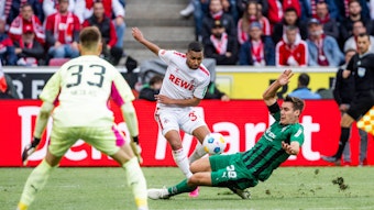 Max Wöber im Zweikampf mit Linton Maina.