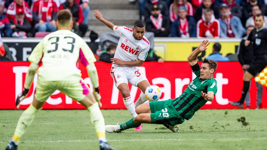 Max Wöber im Zweikampf mit Linton Maina.