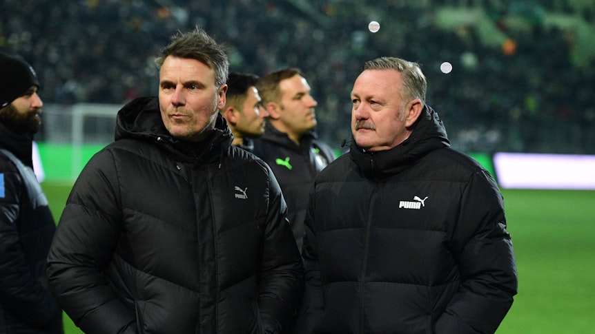 Steffen Korell und Roland Virkus am Spielfeldrand.
